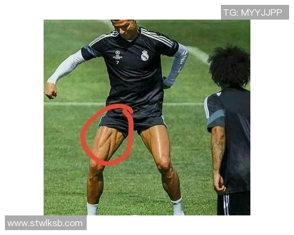 足球明星展现完美腹肌全身照引发粉丝热议与健身潮流追捧